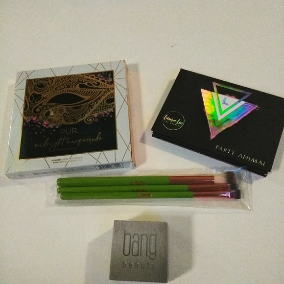 Eyeshadow palettes, liner, and brush bundle - Picture 2 of 3